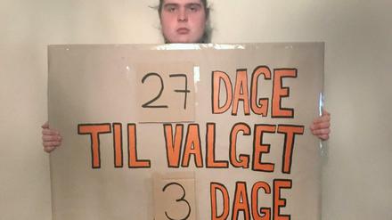 "27 Tage bis zur Wahl, drei Tage ohne Essen", steht auf dem Plakat von Mikkel Brix.