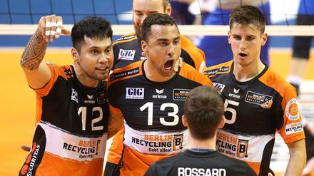 Gemeinsam für den Titel. Die BR Volleys wollen am Sonntag in Friedrichshafen das fünfte Finalspiel gewinnen.