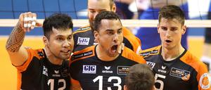 Gemeinsam für den Titel. Die BR Volleys wollen am Sonntag in Friedrichshafen das fünfte Finalspiel gewinnen.