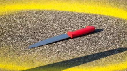 Ein Messer liegt an einem Tatort in Hamburg.