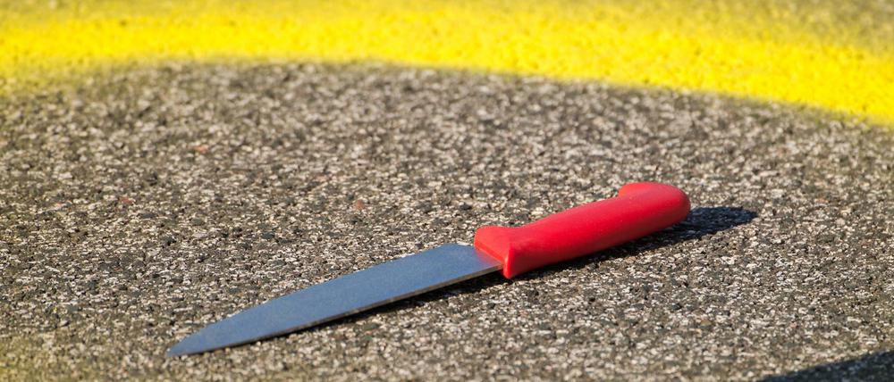 Ein Messer liegt an einem Tatort in Hamburg.