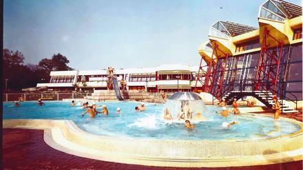 Das Außenschwimmbecken des Sport- und Erholungszentrums (SEZ) in Friedrichshain um 1983. 