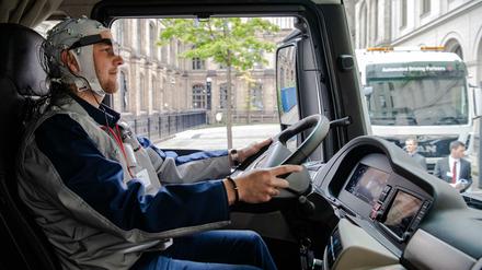 Kraftfahrer im Platooning-Test. Zu Forschungszwecken wurden über eine Brille Augenbewegungen und über die verkabelte EEG-Haube Wachheits- und Aktivierungsgrade gemessen. 