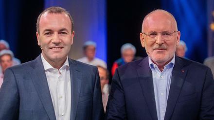 Manfred Weber (l, EVP) und Frans Timmermans (SPE), Spitzenkandidaten für die Europawahl, stehen vor der Live-Sendung "Wahlarena zur Europawahl" im Fernsehstudio nebeneinander.