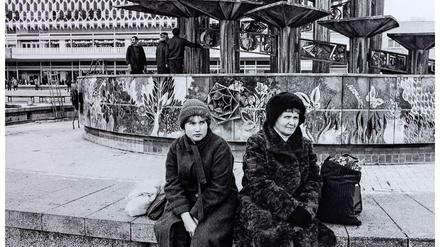 Auf dem Alexanderplatz nahm Barbara Metselaar Berthold 1984 dieses Bild ihrer Serie "Filetstücke" auf.