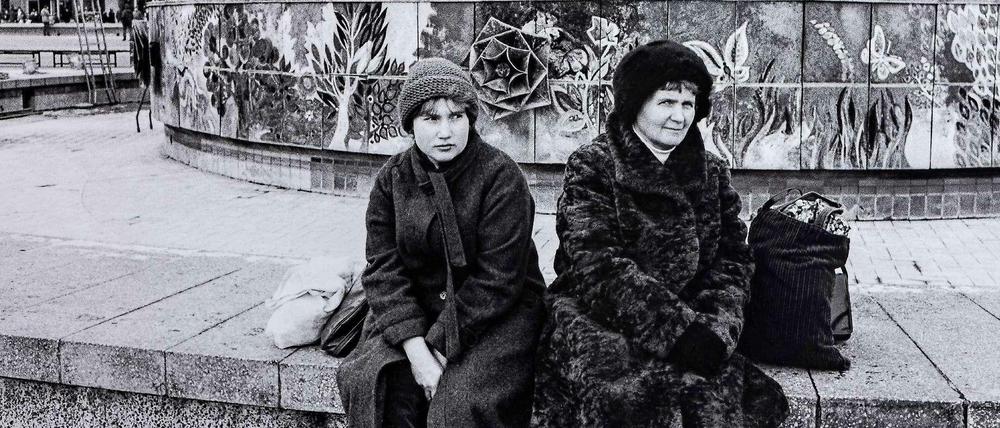 Auf dem Alexanderplatz nahm Barbara Metselaar Berthold 1984 dieses Bild ihrer Serie "Filetstücke" auf.