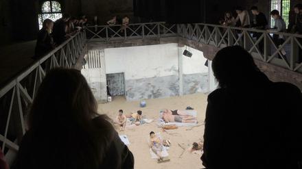 Blick auf die Performance «Sun &amp; Sea (Marina)» der litauischen Künstlerinnen Rugile Barzdziukaite, Vaiva Grainyte und Lina Lapelyte