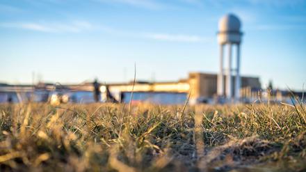 Belebt, beliebt, aber nicht bebaut: das Tempelhofer Feld mit dem Flughafengebäude im Hintergrund.