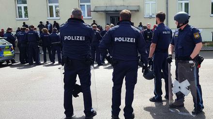 Polizisten stehen vor dem sogenannten Ankerzentrum.