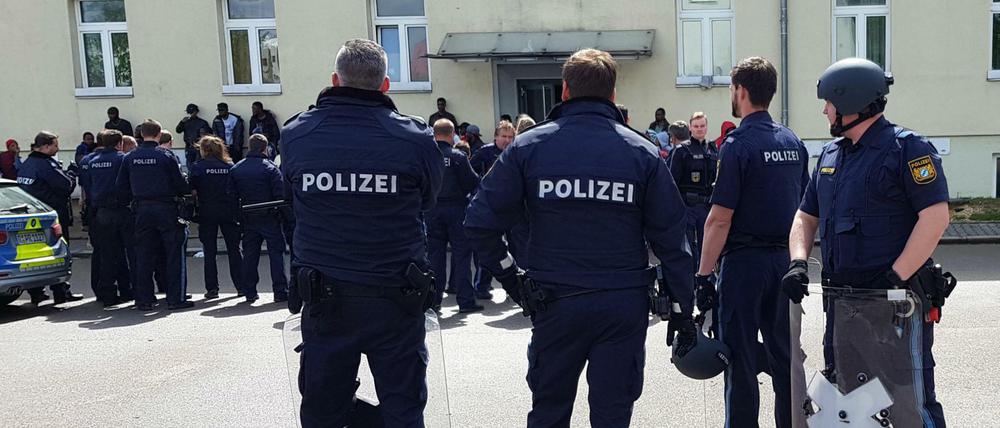 Polizisten stehen vor dem sogenannten Ankerzentrum.