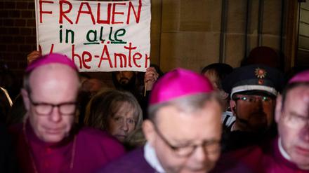 Frauen demonstrieren im März bei der Deutschen Bischofskonferenz.