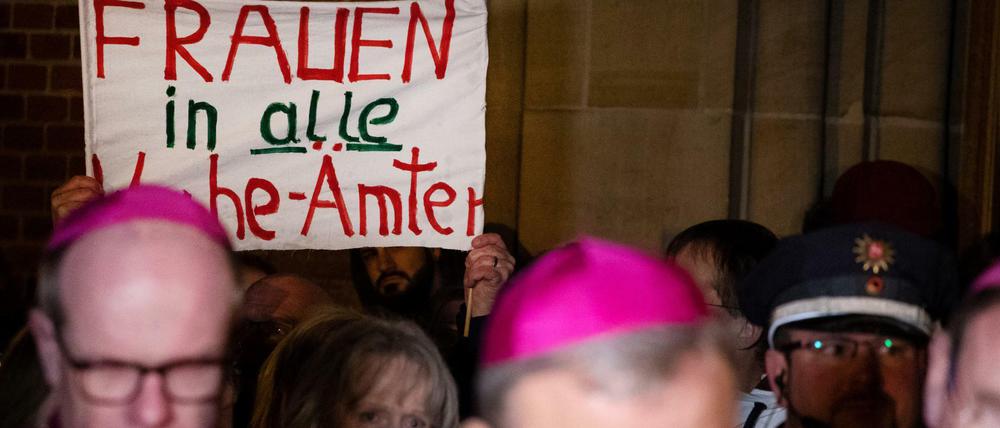 Frauen demonstrieren im März bei der Deutschen Bischofskonferenz.