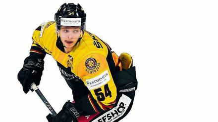 Lean Bergmann, 20, stammt aus dem Sauerland und begann mit dem Eishockey in Iserlohn. Bergmann wechselte 2012 zu den Adler Mannheim. Mit 14 schrieb er mit Hilfe seines Vaters Bewerbungen an 30 Klubs in Schweden, von dreien bekam er eine Antwort – darunter war Spitzenklub Frölunda. In Schweden spielte er sehr erfolgreich im Nachwuchs und wechselte 2016 in die USA, bevor er 2018 zu seinem Heimatklub in Iserlohn ging. Dort wurde er einer der besten Stürmer des Teams, nun hat ihn Mannheim verpflichtet. 