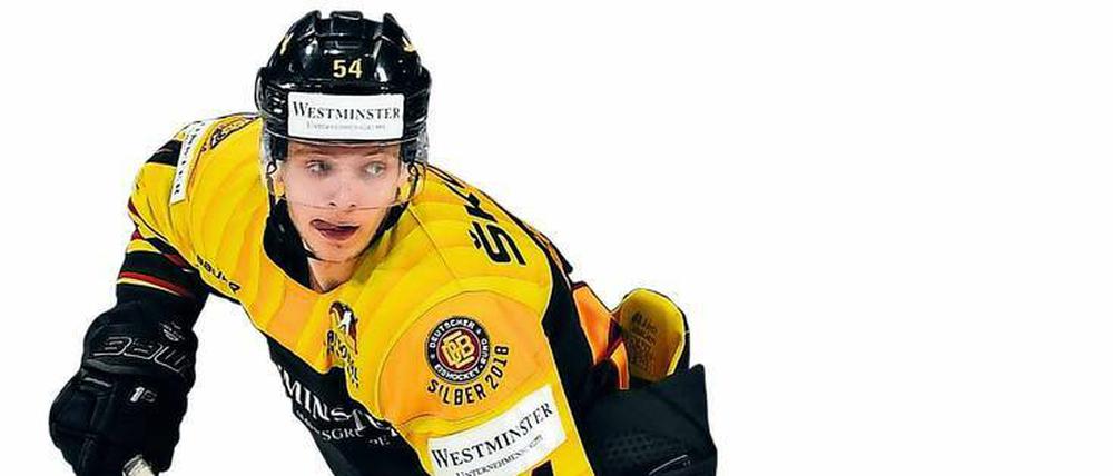 Lean Bergmann, 20, stammt aus dem Sauerland und begann mit dem Eishockey in Iserlohn. Bergmann wechselte 2012 zu den Adler Mannheim. Mit 14 schrieb er mit Hilfe seines Vaters Bewerbungen an 30 Klubs in Schweden, von dreien bekam er eine Antwort – darunter war Spitzenklub Frölunda. In Schweden spielte er sehr erfolgreich im Nachwuchs und wechselte 2016 in die USA, bevor er 2018 zu seinem Heimatklub in Iserlohn ging. Dort wurde er einer der besten Stürmer des Teams, nun hat ihn Mannheim verpflichtet. 