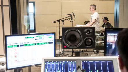 Gut ausgelastet: Der Synchronsprecher Manou Lubowski nimmt gerade die letzten Takes von „Lucifer“ auf. Die Amazon-Serie mit Tom Ellis startet am Donnerstag. Der Sprecher ist auch als Jaime Lannister (Nikolaj Coster-Waldau) zu hören. 