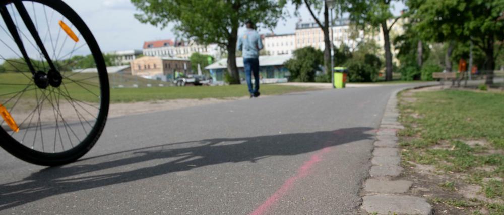 Markierung an einem Eingang zum Görlitzer Park 