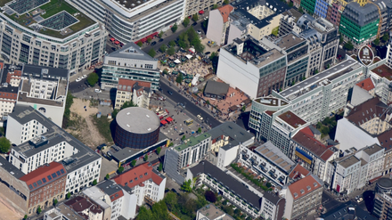 Brache in Mitte: Wo Zelte und ein Ausstellungspavillon stehen, sollen ein Museum, Wohnungen und Bürohäuser entstehen.
