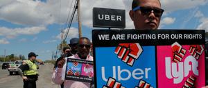 Fahrer der Dienste Uber und Lyft protestieren im US-Staat Massachusetts gegen deren Geschäftspraktiken.
