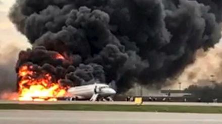 Dieses Videostandbild des Russischen Untersuchungsausschusses zeigt die brennende Maschine des Typs Suchoi Superjet-100 auf dem Moskauer Flughafen Scheremetjewo am 5. Mai. Nach dem Brand eines russischen Passagierjets mit 41 Toten suchen die Ermittler weiter nach der genauen Unfallursache.