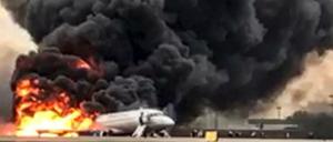 Dieses Videostandbild des Russischen Untersuchungsausschusses zeigt die brennende Maschine des Typs Suchoi Superjet-100 auf dem Moskauer Flughafen Scheremetjewo am 5. Mai. Nach dem Brand eines russischen Passagierjets mit 41 Toten suchen die Ermittler weiter nach der genauen Unfallursache.