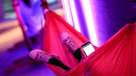 Hängematten auf der re:publica - werden natürlich auch genutzt, um darin per Smartphone zu kommunizieren.