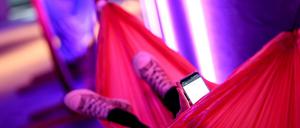 Hängematten auf der re:publica - werden natürlich auch genutzt, um darin per Smartphone zu kommunizieren.
