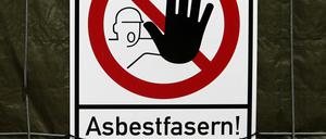 Große Altlast: Die Entsorgung von Asbest ist gefährlich.