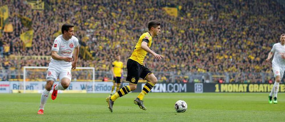 Dortmund (hier mit Christian Pulisic) mühte sich zum 3:2 gegen Düsseldorf.
