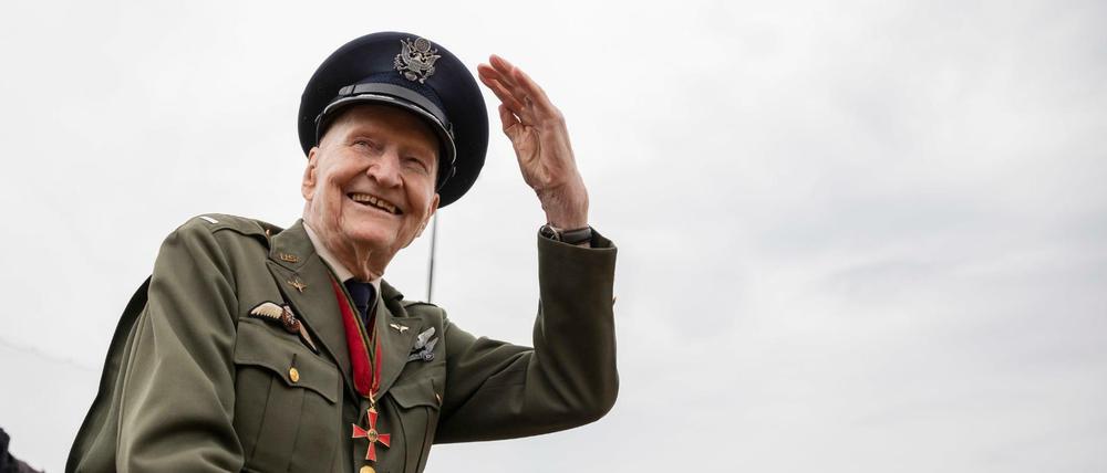Gail Halvorsen, ehemaliger Luftbrückenpilot des «Rosinenbombers», auf dem Tempelhofer Feld.