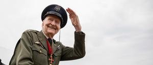 Gail Halvorsen, ehemaliger Luftbrückenpilot des «Rosinenbombers», auf dem Tempelhofer Feld. 