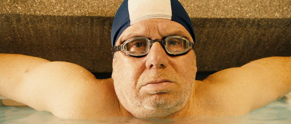 Endlich Witwer!, denkt sich Georg Weiser (Joachim Król). Aber schon das Hallenbad ist die Hölle.