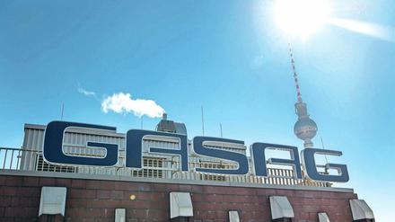 Das Logo der Gasag auf dem Dach der bisherigen Zentrale am Henriette-Herz-Platz am S-Bahnhof Hackescher Markt. Ende 2020 soll die Zentrale in neue Büros am Schöneberger Euref-Campus ziehen, am Gasometer, einem historischen Standort der Gasag. 