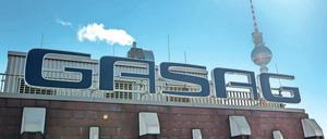 Das Logo der Gasag auf dem Dach der bisherigen Zentrale am Henriette-Herz-Platz am S-Bahnhof Hackescher Markt. Ende 2020 soll die Zentrale in neue Büros am Schöneberger Euref-Campus ziehen, am Gasometer, einem historischen Standort der Gasag. 