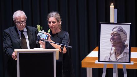 Robert S. Mackay, früherer Ehemann der Opelhändlerin, und die gemeinsame Tochter Marla Mackay Breuss spielten Sprachnachricht der Verstorbenen ab.