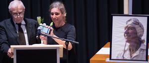 Robert S. Mackay, früherer Ehemann der Opelhändlerin, und die gemeinsame Tochter Marla Mackay Breuss spielten Sprachnachricht der Verstorbenen ab.