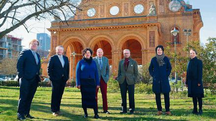 Finanziert wird das Team der „Stiftung Exilmuseum“ bisher von Bernd Schultz (Dritter von rechts). Christoph Stölzl (links daneben) ist der Gründungsdirektor. Mit dabei vorm künftigen Museumsort Anhalter Bahnhof (von links): Stiftungsvorstände André Schmitz und Kai Drabe sowie Beraterin Ruth Ur. Rechts neben Schultz Projektleiterin Meike-Marie Thiele und außen Kuratorin Cornelia Vossen.
