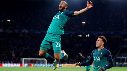 Lucas Moura bejubelt das entscheidende Tor. Dele Alli (r.) freut sich mit. 
