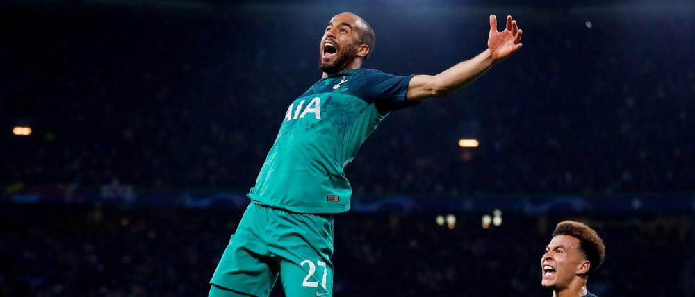 Lucas Moura bejubelt das entscheidende Tor. Dele Alli (r.) freut sich mit.