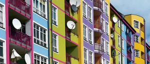 Farbenfroh ist die Fassade von Wohnhäusern Am Nordufer in Berlin Wedding gestaltet.