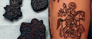 Tinte und Haut. Manche Christen wollen die Botschaft der Evangelien im wahrsten Sinne verinnerlichen.