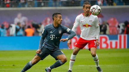 Thiago und Yussuf Poulsen verfolgen den Flug des Balles