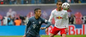 Thiago und Yussuf Poulsen verfolgen den Flug des Balles