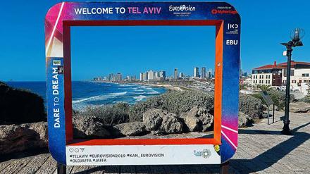 Besser cool bleiben als träumen. Einer der ESC-Holzrahmen in Jaffa, mit Blick auf die westliche Skyline von Tel Aviv.