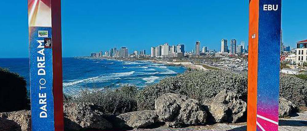Besser cool bleiben als träumen. Einer der ESC-Holzrahmen in Jaffa, mit Blick auf die westliche Skyline von Tel Aviv.