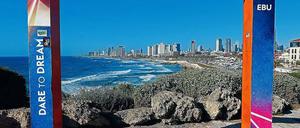 Besser cool bleiben als träumen. Einer der ESC-Holzrahmen in Jaffa, mit Blick auf die westliche Skyline von Tel Aviv.