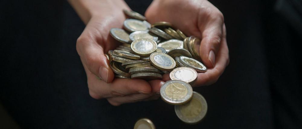 Weil die Wirtschaft weniger stark wächst, nimmt der Staat nicht mehr so viele Steuern ein wie bislang erwartet.