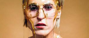 Jasmin Stocker nennt sich Mine und hat für ihr viertes Album eine klebrige Optik gewählt. 