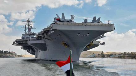 Der Flugzeugträger USS Abraham Lincoln im Suez-Kanal