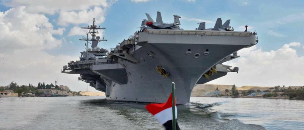 Der Flugzeugträger USS Abraham Lincoln im Suez-Kanal