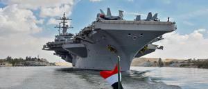 Der Flugzeugträger USS Abraham Lincoln im Suez-Kanal
